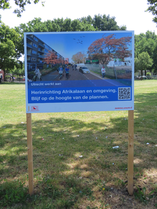 915083 Afbeelding van een inlichtingenbord betreffende de herinrichting van de Afrikalaan en omgeving in de wijk ...